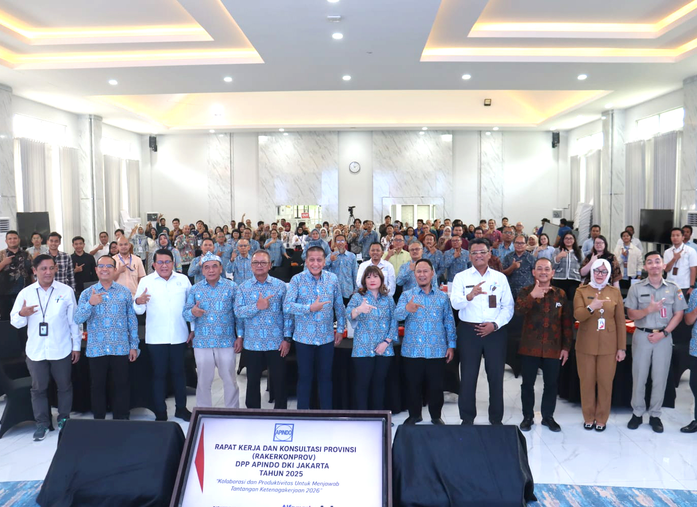 Foto Bersama dengan Ketua Umum DPN APINDO, Kabid. Organisasi DPN/Ketua Depen DPK APINDO Kabupaten Bogor, Pengurus DPP APINDO Provinsi DKI Jakarta, Ketua DPK/DPKO dan Undangan, Pada Acara Rakerkonprov DPP APINDO Provinsi DKI Jakarta.